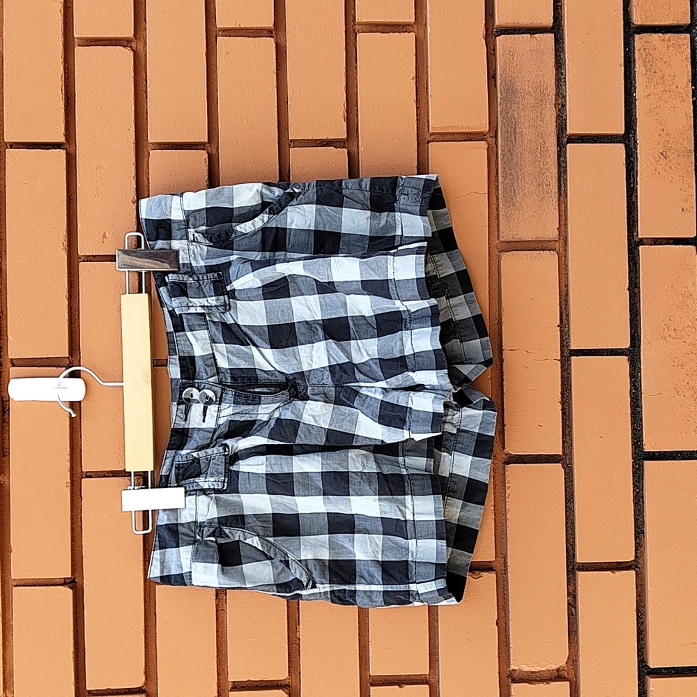 GUC Sz 8 H&M black and grey plaid shorts